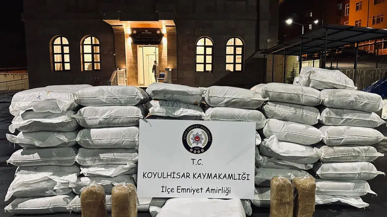 Sivas'ta bir araçta 1 ton 337 kilogram gümrük kaçağı tütün yakalandı
