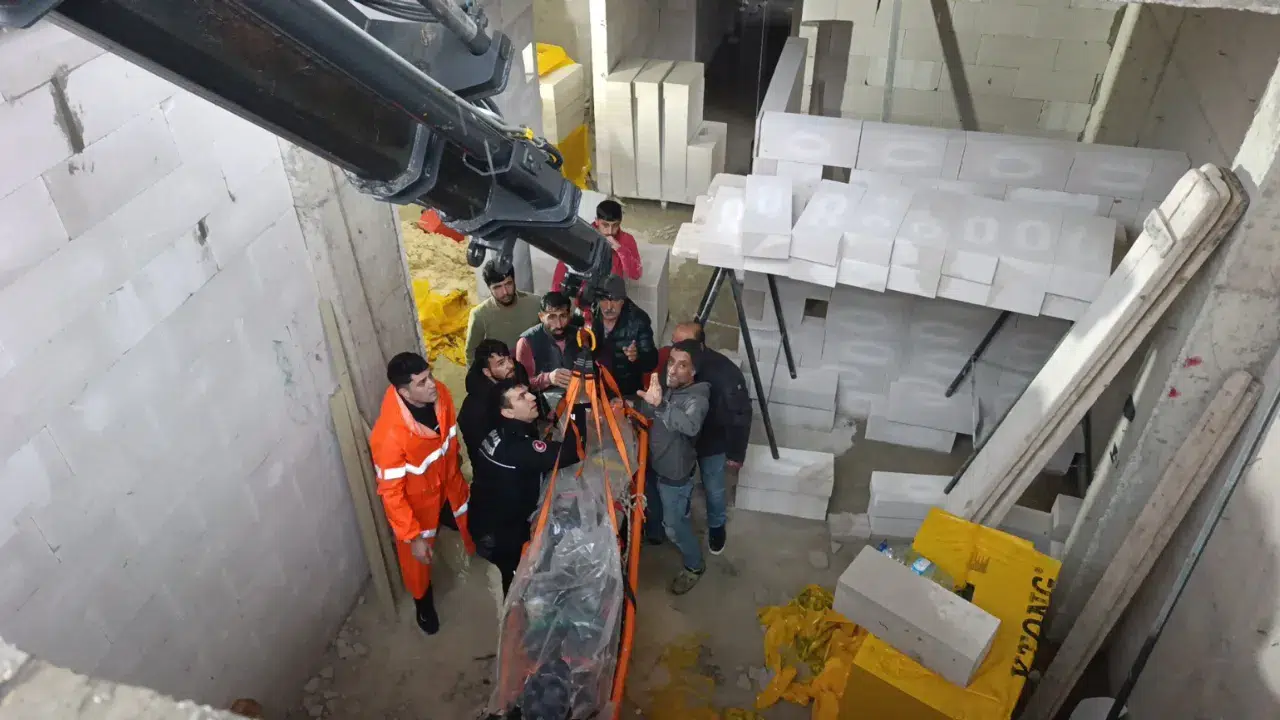 Antalya'da inşaatta düşen işçi vinç yardımıyla kurtarıldı