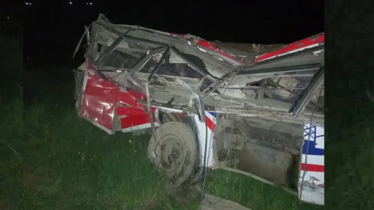 Nepal'de yolcu otobüsü uçuruma yuvarlandı : 13 ölü , 34 yaralı