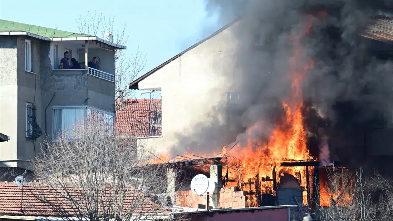 Ümraniye'de gecekonduda yangın! Alevler 2 katlı evin çatısına sıçradı