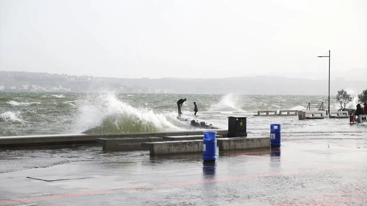 İzmir'de kuvvetli fırtına nedeniyle deniz taştı