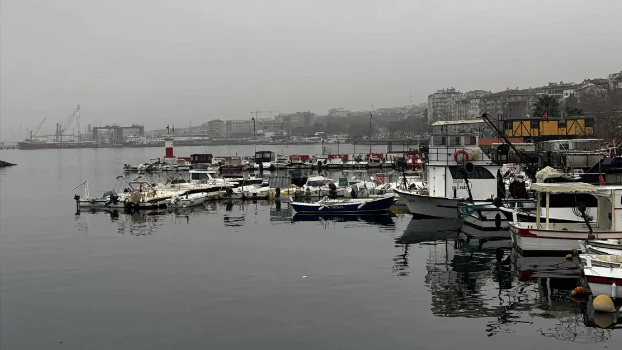 Tekirdağ'da sis etkili oldu, balıkçılar denize açılamadı