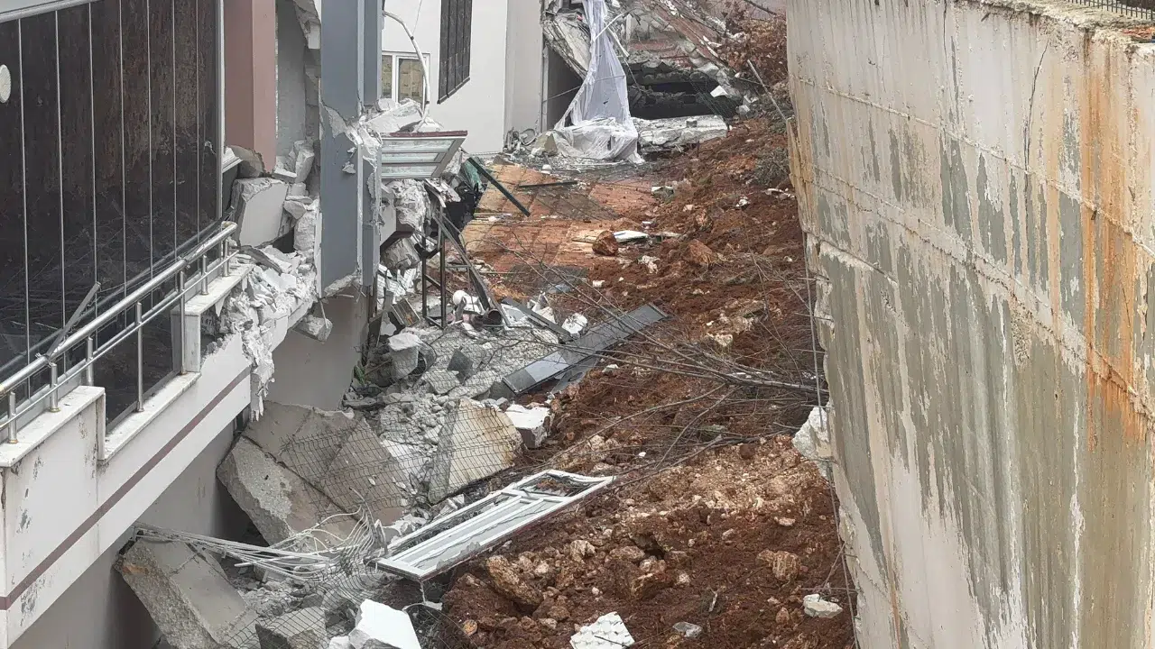 Gaziantep'te istinat duvarı çöktü :  3 araç duvar altında kaldı