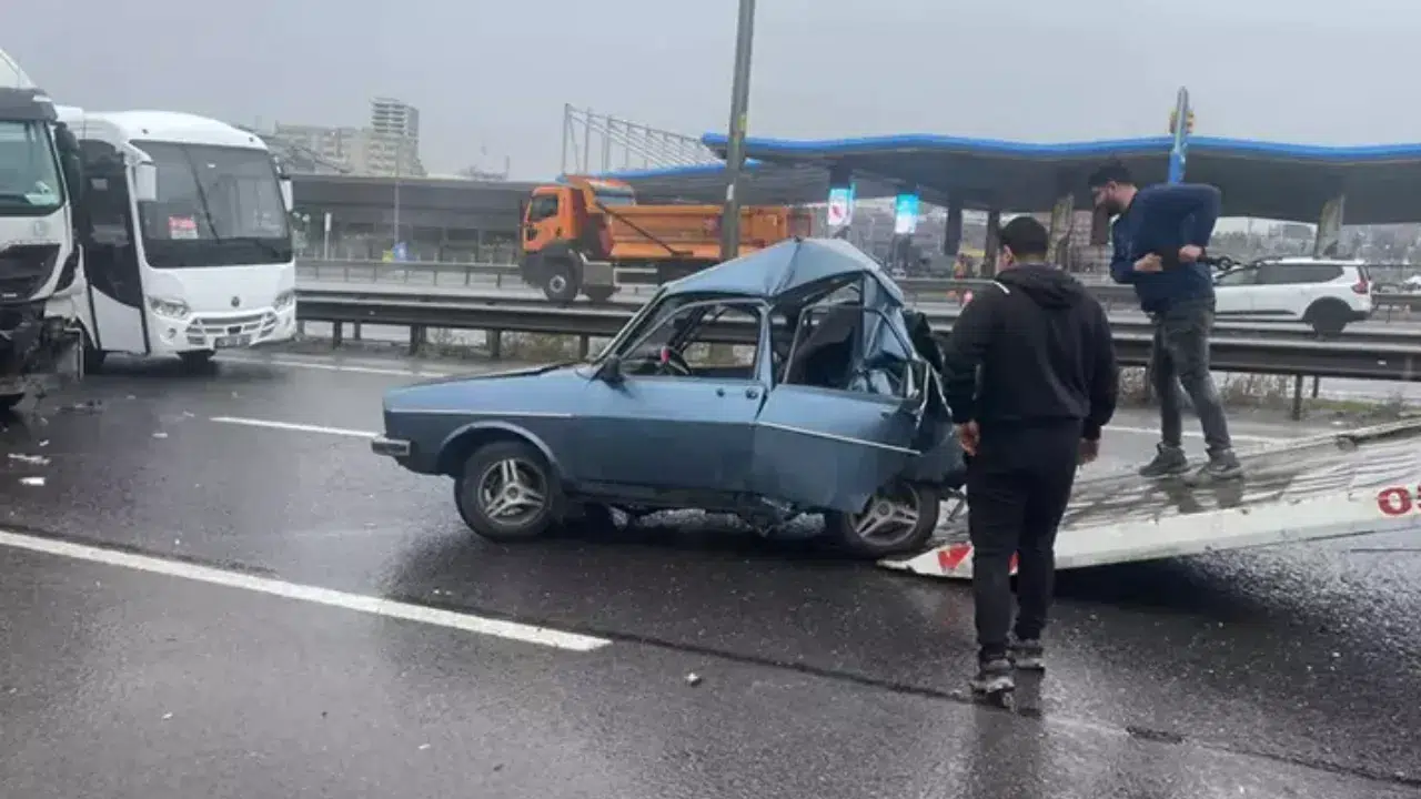 Başakşehir Kuzey Marmara Otoyolu'nda tır, otomobile arkadan çarptı
