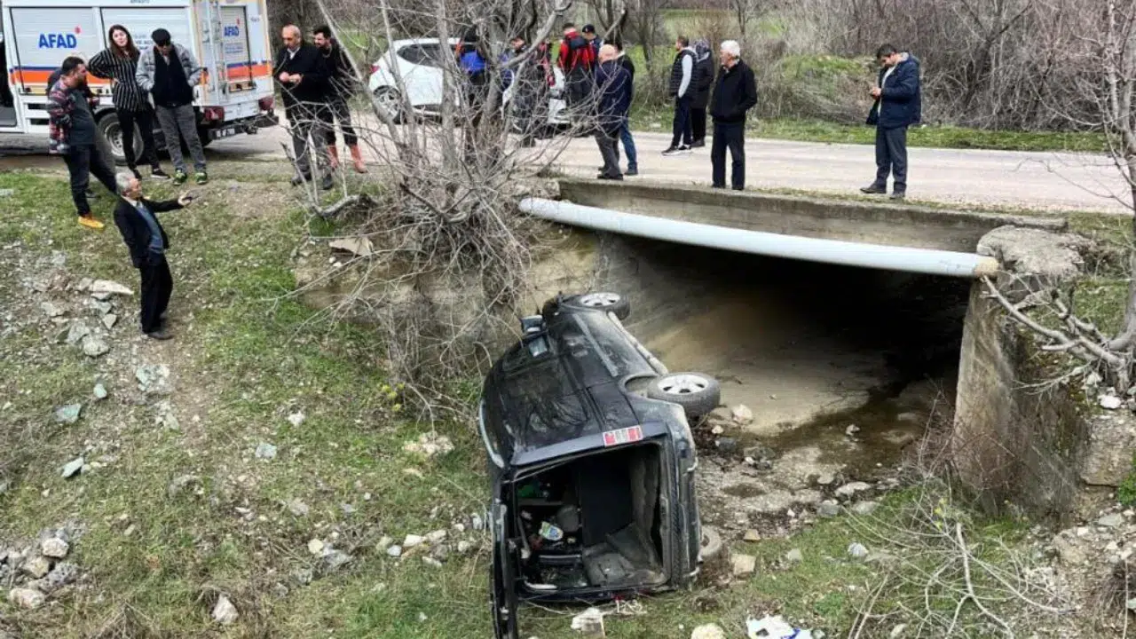 Amasya'da kamyonet menfeze devrildi : Yaralılar var