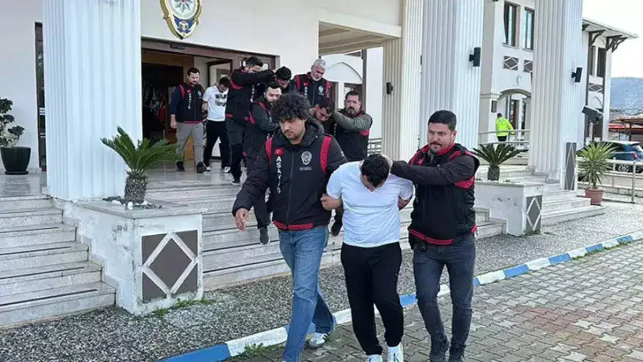Muğla Fethiye'de 2 villaya uyuşturucu baskını : 12 şüpheli gözaltına alındı