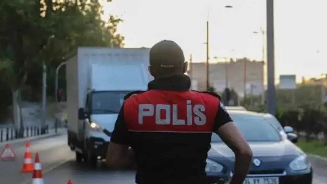 İstanbul Beylikdüzü'nde kovalamaca : Polisten kaçıp park halindeki araçlara çarptılar