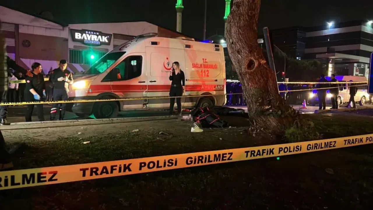 Mersin'de otomobil, refüjdeki yayalara çarptı: Çok sayıda ölü ve yaralı var