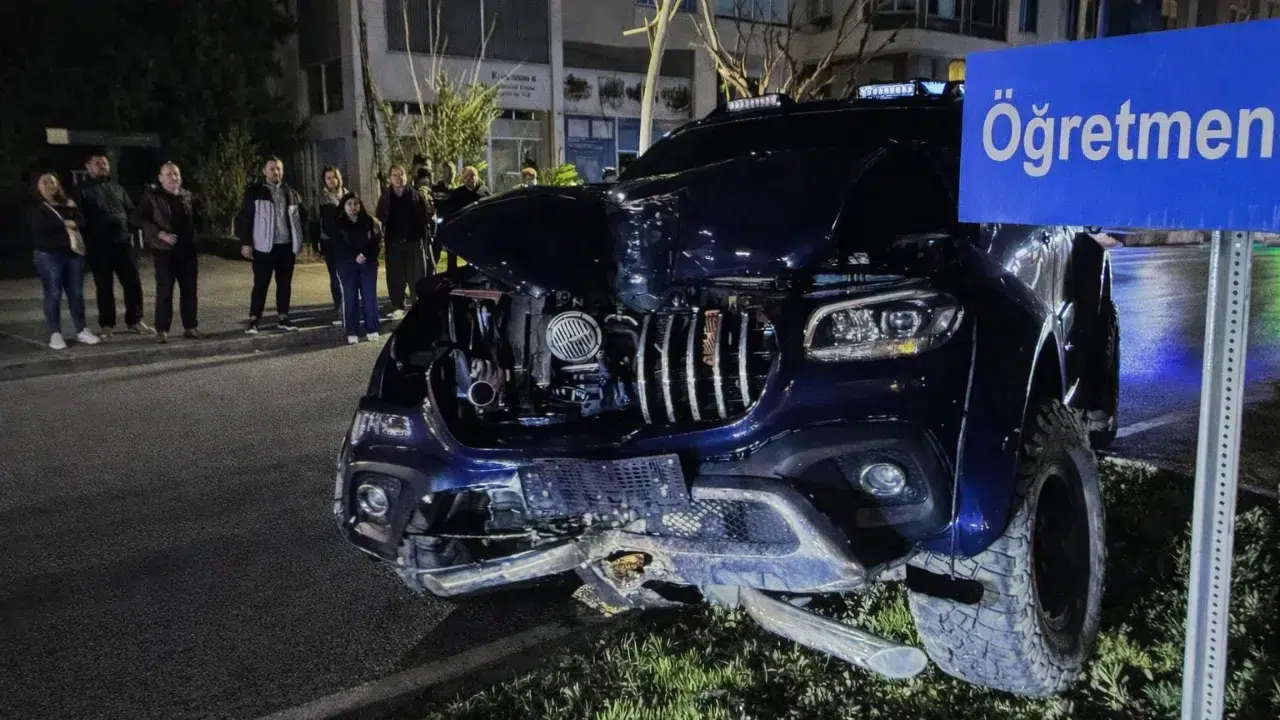 Antalya'da araç refüje çıktı : 2 kişi yaralandı