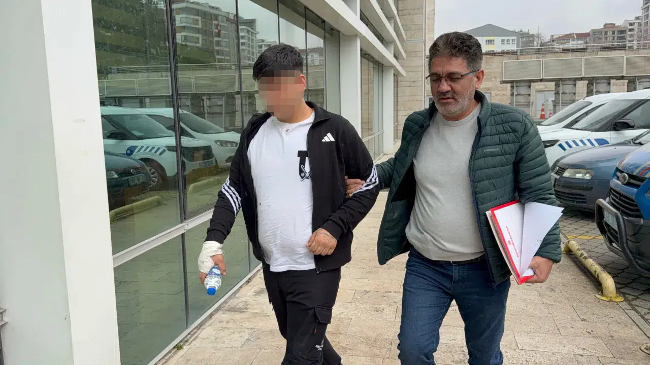 Samsun'da bıçaklı kavga : 3 kişi yaralandı, 2 çocuk gözaltına alındı!