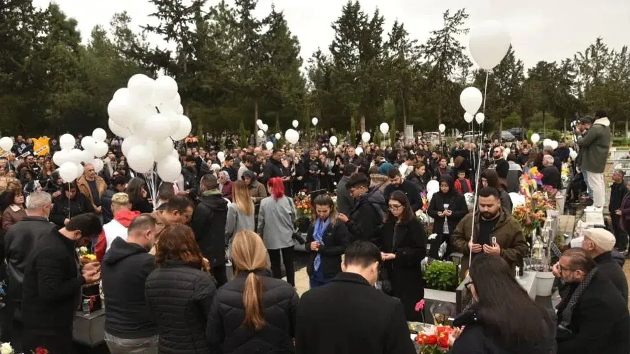 Adıyaman'da depremde hayatını kaybeden KKTC'li sporcular için gökyüzüne beyaz balon bırakıldı