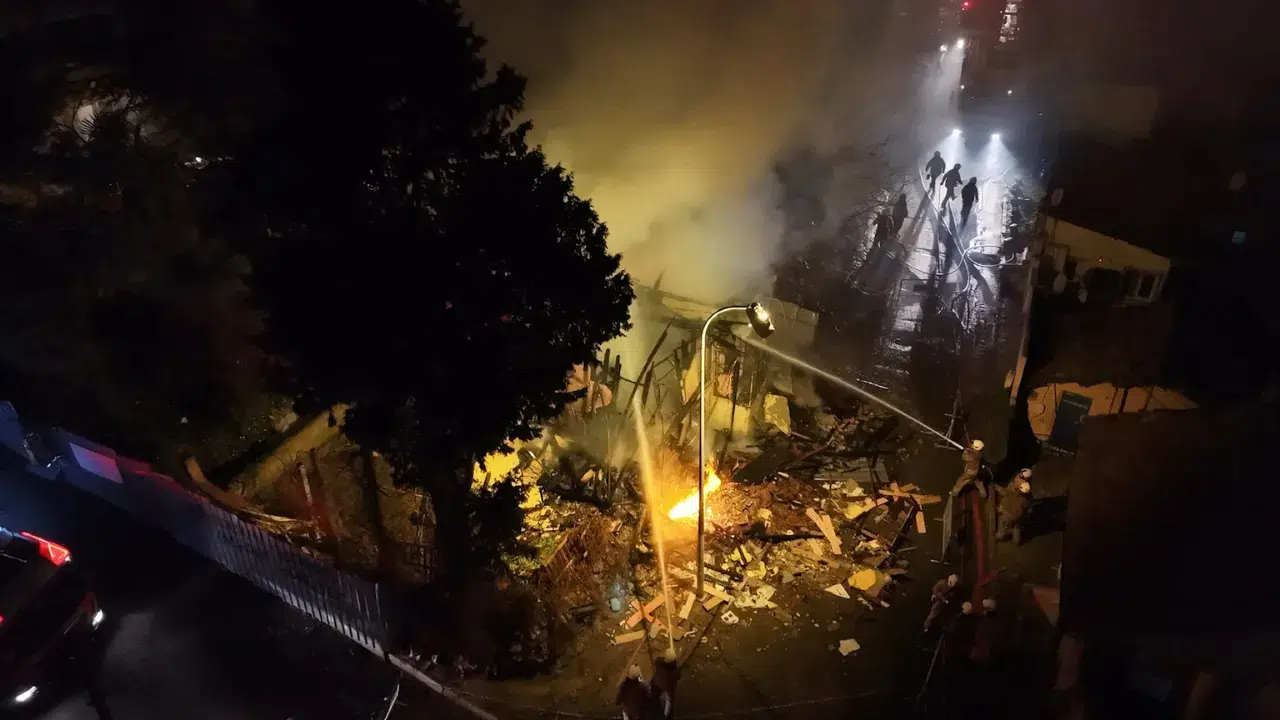 Üsküdar'da iki katlı metruk bina alevlere teslim oldu!