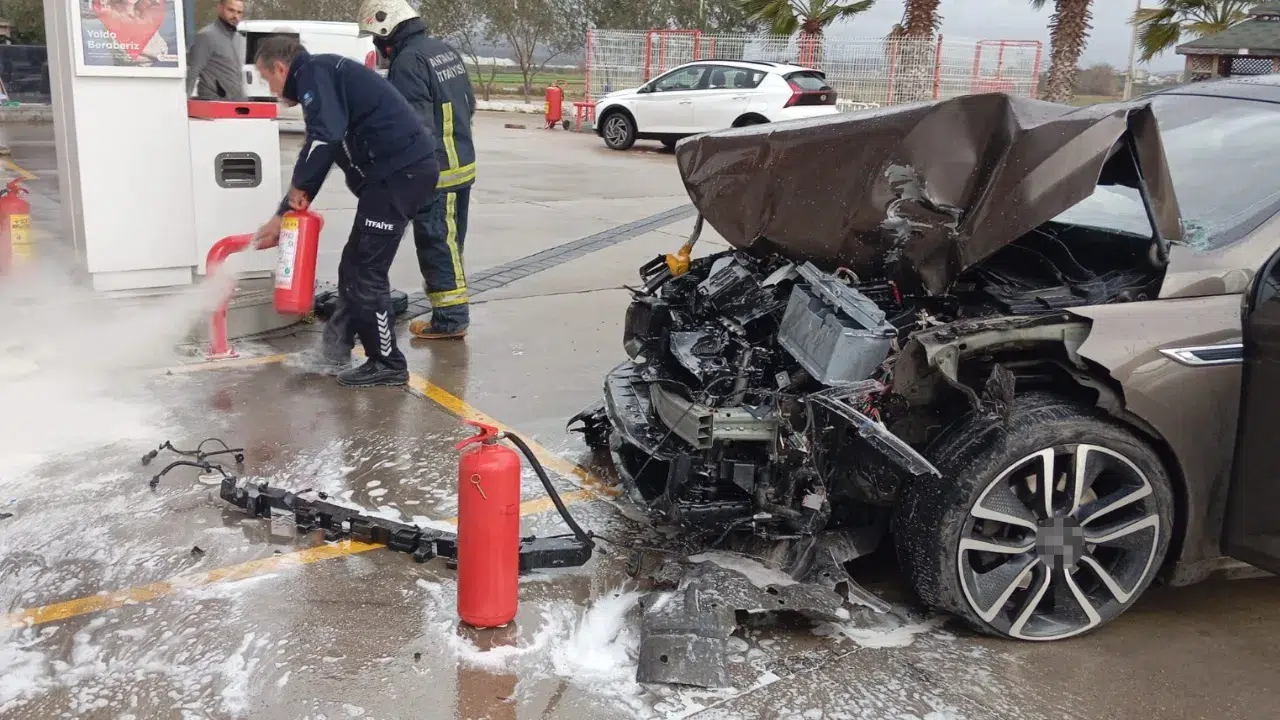 Antalya'da otomobil akaryakıt istasyonuna daldı, facianın eşiğinden dönüldü