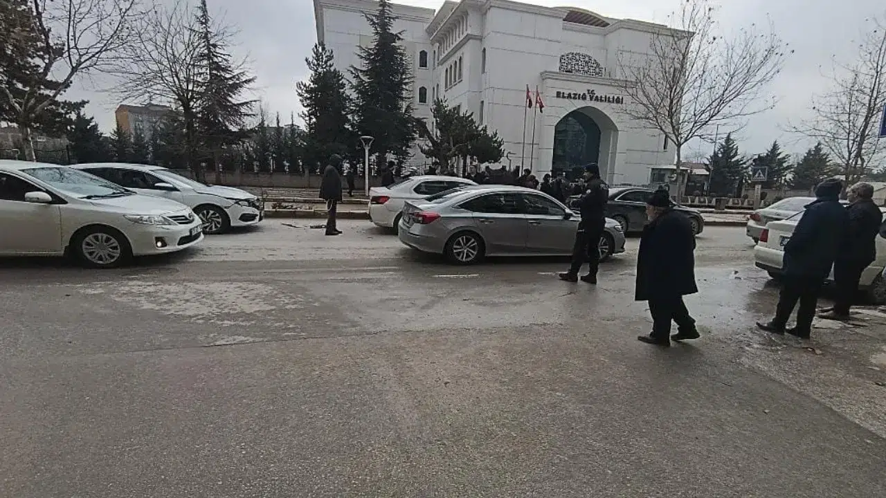 Elazığ'da zincirleme trafik kazası : 1 kişi yaralandı