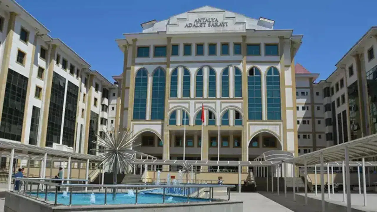 Antalya’da bebeği başkasının nüfusuna kaydettiren 3 kişiye hapis