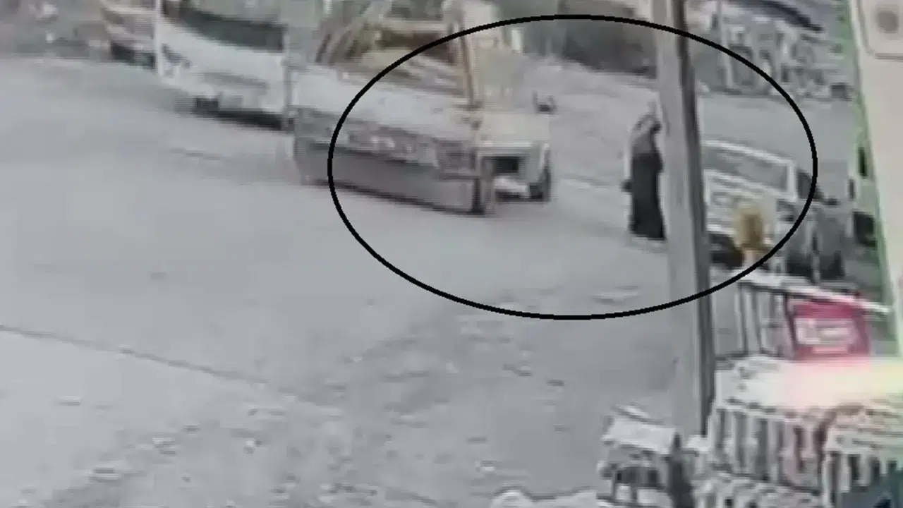 Hatay'da seyir halindeki aracın açılan kapağı kadını yaraladı : O anlar kamerada