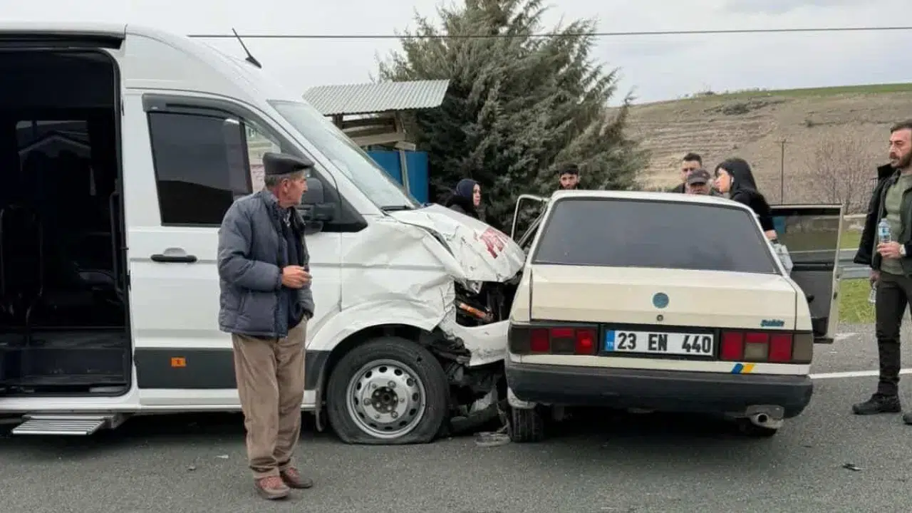 Elazığ’da minibüs ile otomobil çarpıştı: 4 yaralı