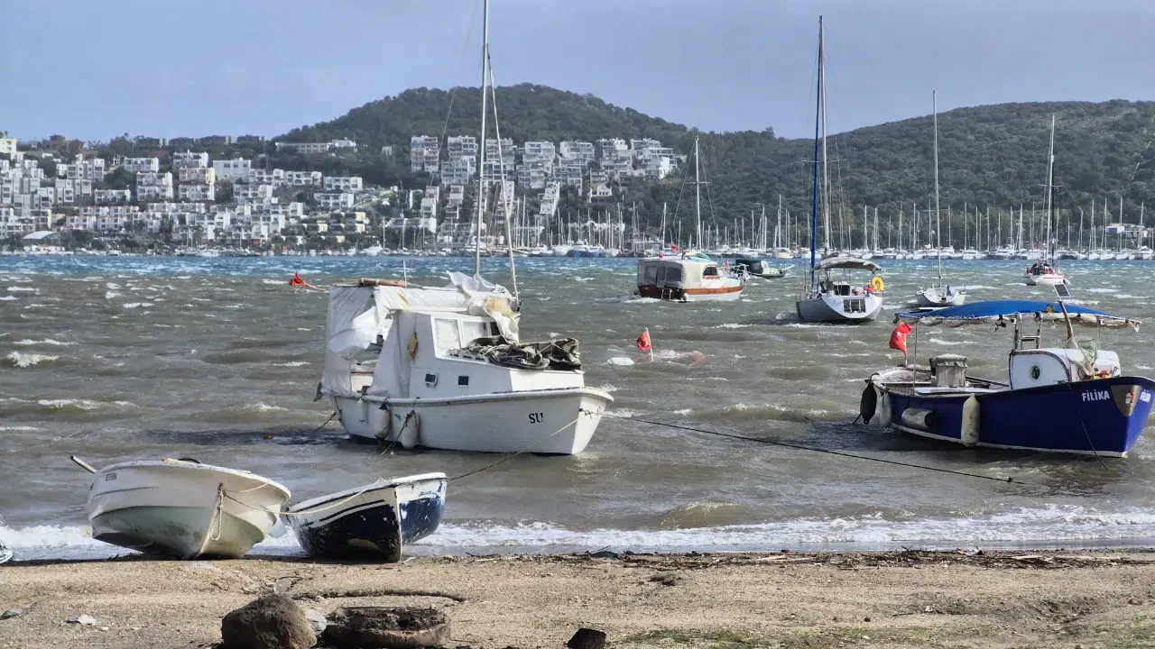 Bodrum'da kuvvetli fırtına etkili oldu