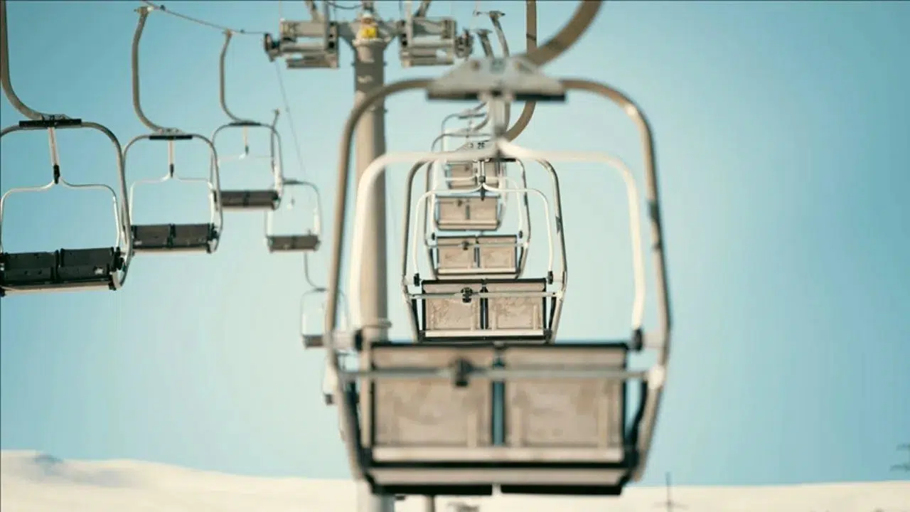 Japonya'da çantası telesiyeje sıkışan genç kadın hayatını kaybetti