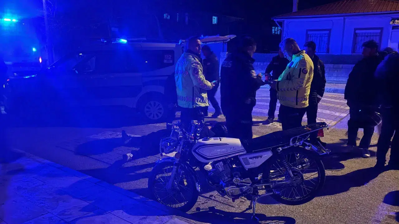 Erzincan'da motosiklet yola savruldu : Sürücü yaralandı