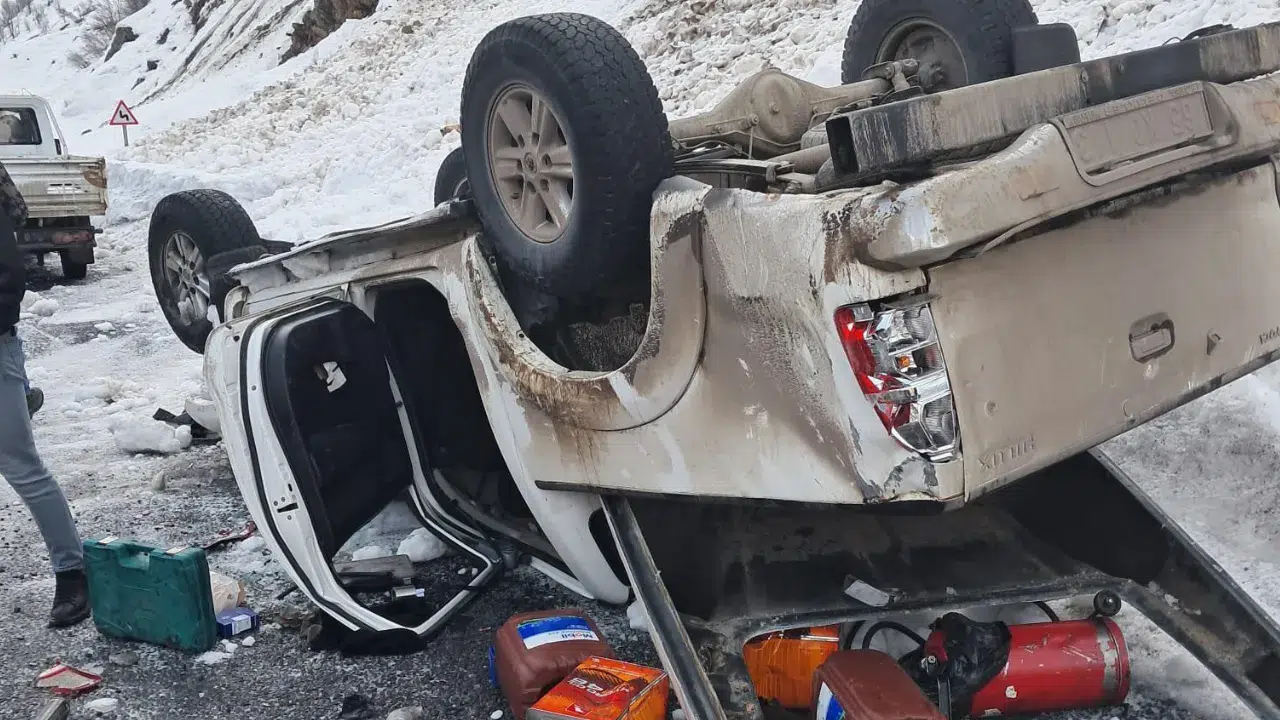 Hakkari-Çukurca yolunda trafik kazası : Kamyonet takla attı , 2 yaralı