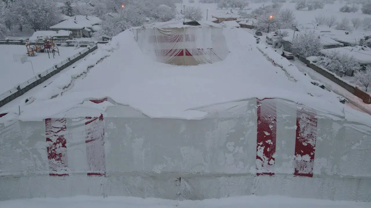 Erzincan'da kar yağışı nedeniyle halı sahanın çatısı çöktü