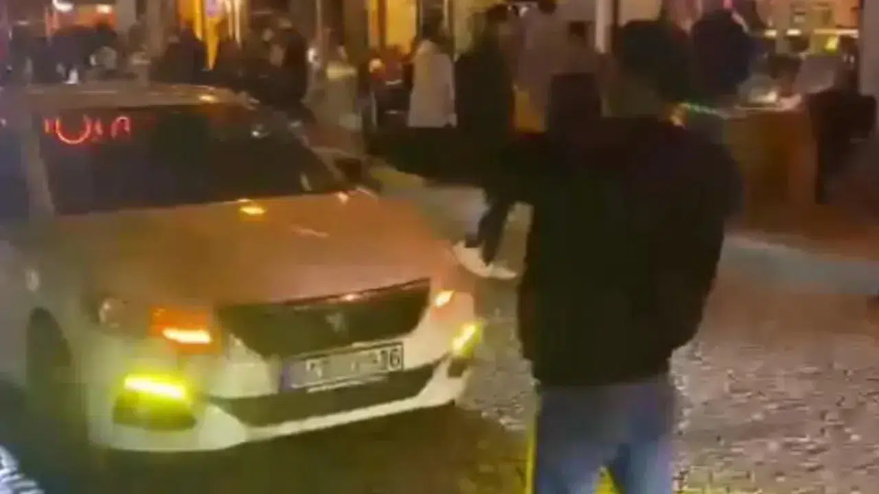 İstanbul Beşiktaş'ta direksiyon başında dans eden sürücü gözaltına alındı