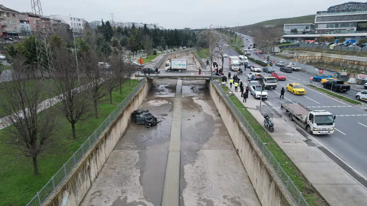 Küçükçekmece'de araç dereye uçtu : Sürücü yaralandı