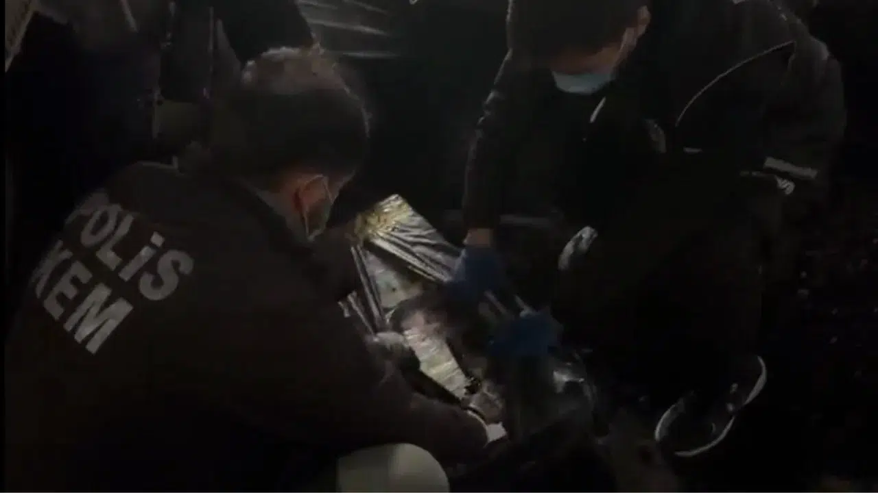 Mersin'de kömür yüklü tırın dorsesinden binlerce kaçak ürün çıktı