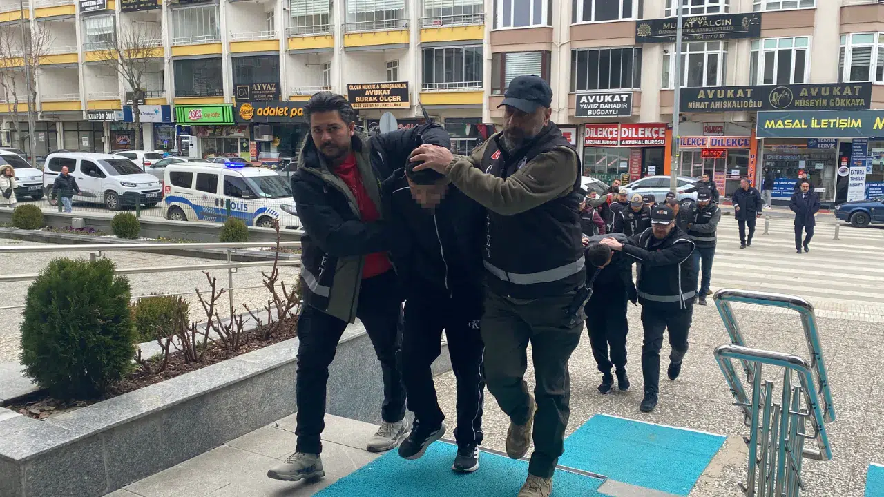 Çorum'da iş yerlerine silahlı saldırı : 8 şüpheli gözaltına alındı