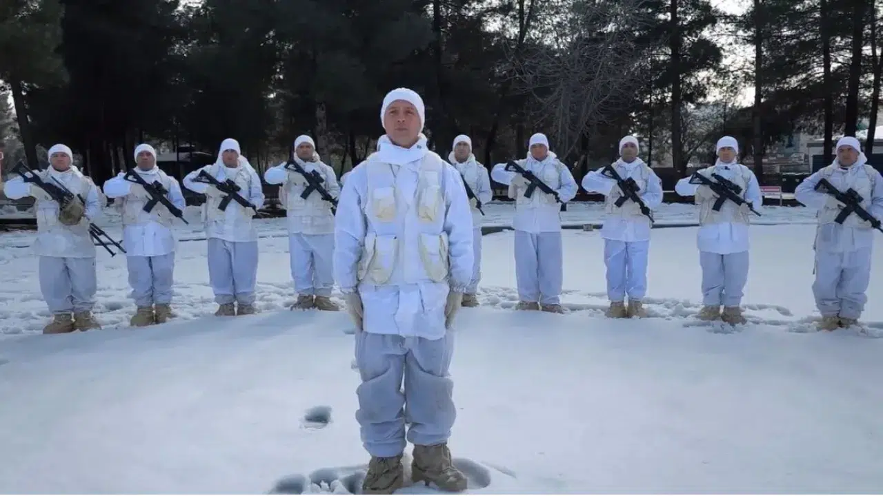Yalova'da 75 yaşındaki kadın, komandolar için 400 bere ördü