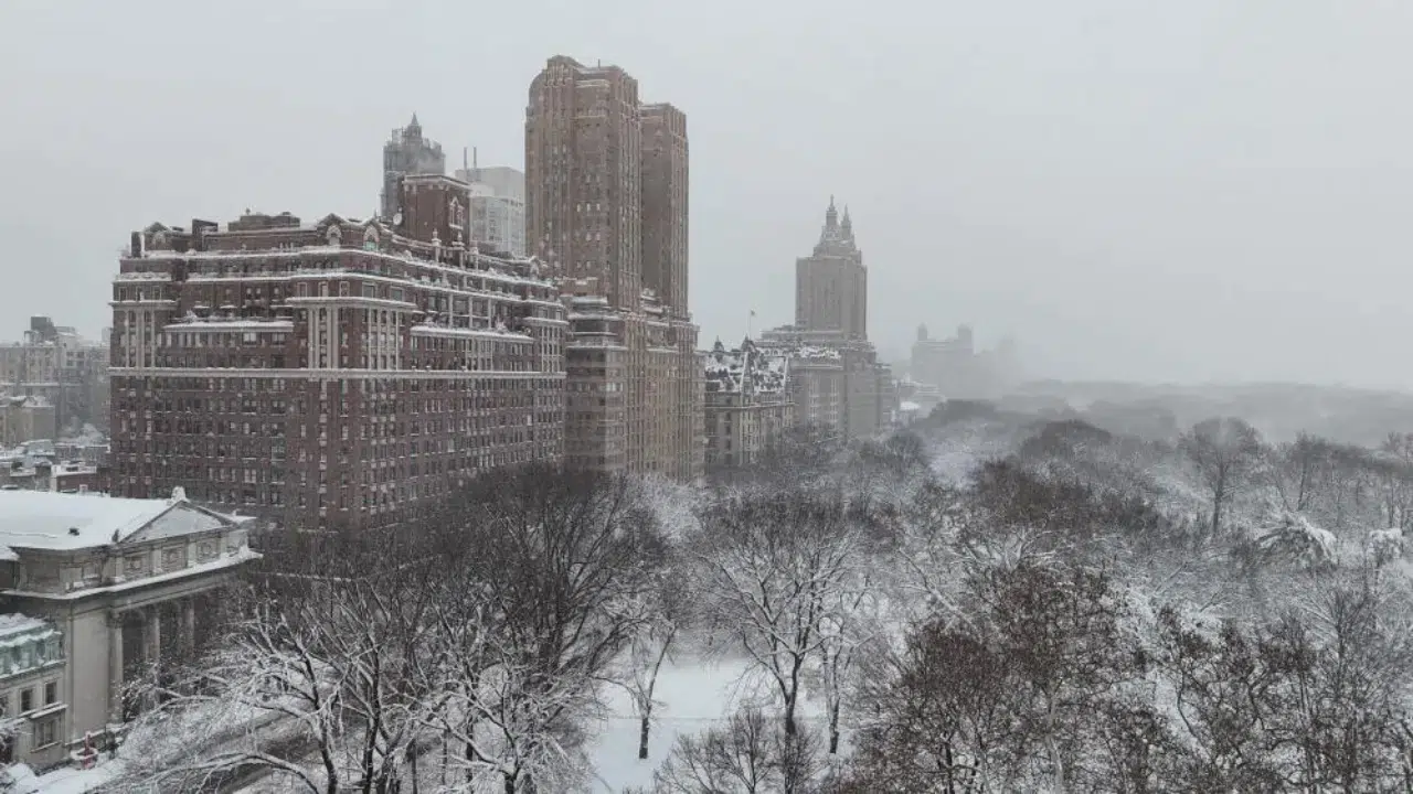 ABD'yi felç eden kar fırtınası : Yollar kapandı, uçuşlar iptal edildi