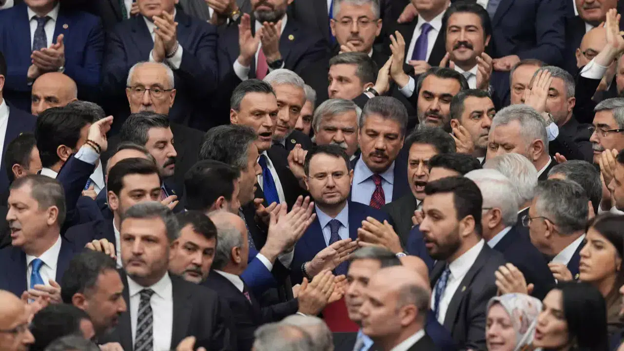 TBMM'de gergin anlar : CHP'li vekiller kürsüyü işgal etti