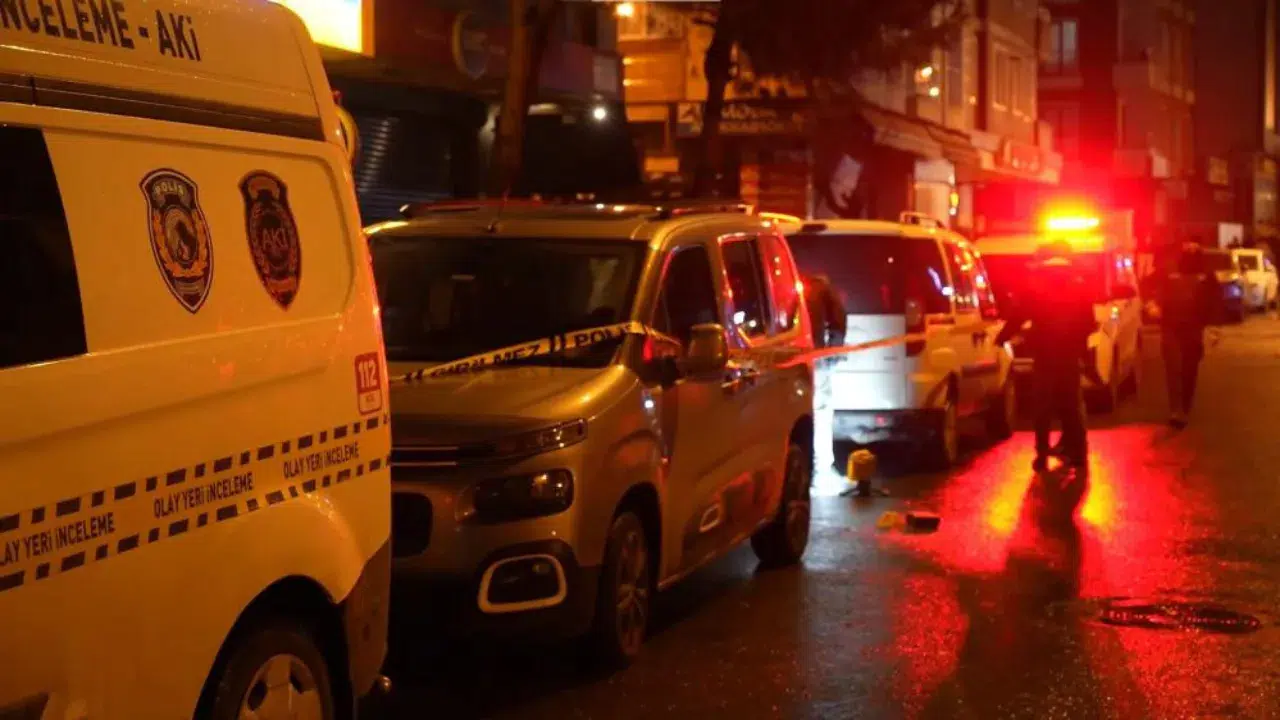 Sancaktepe'de seyir halindeki araçtan ateş açıldı : 1 yaralı