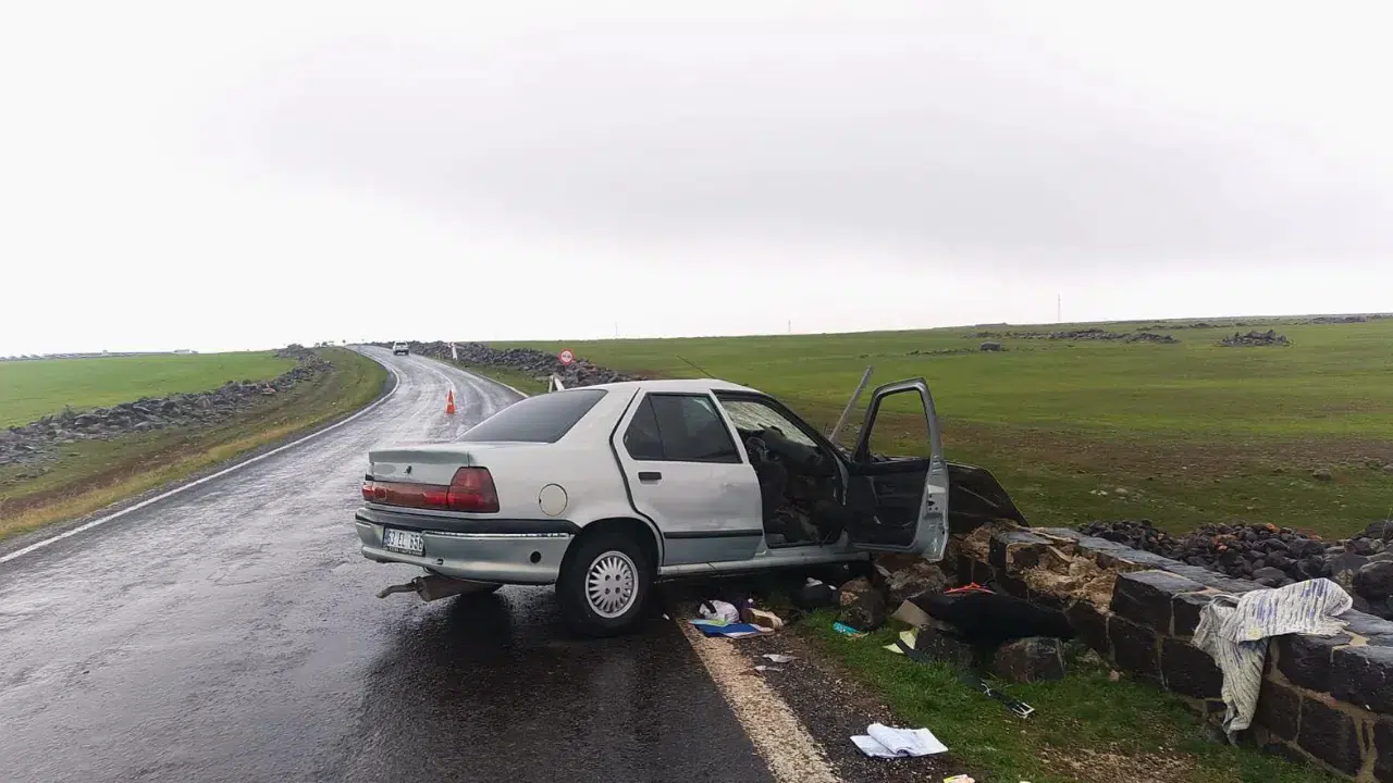 Şanlıurfa Siverek'te feci kaza : Otomobil köprü duvarına çarptı, 5 yaralı