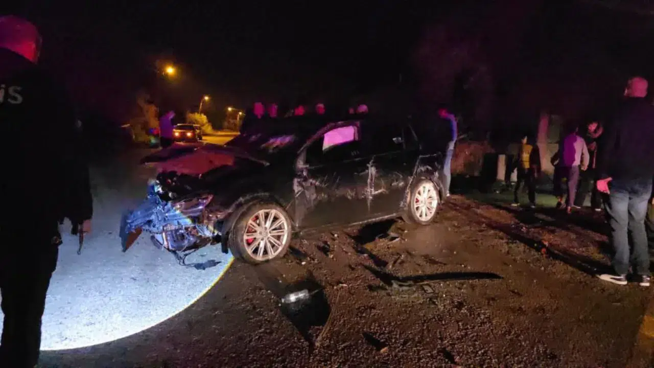 Adana'da evin duvarına çarpan otomobil takla attı : Sürücü yaralandı