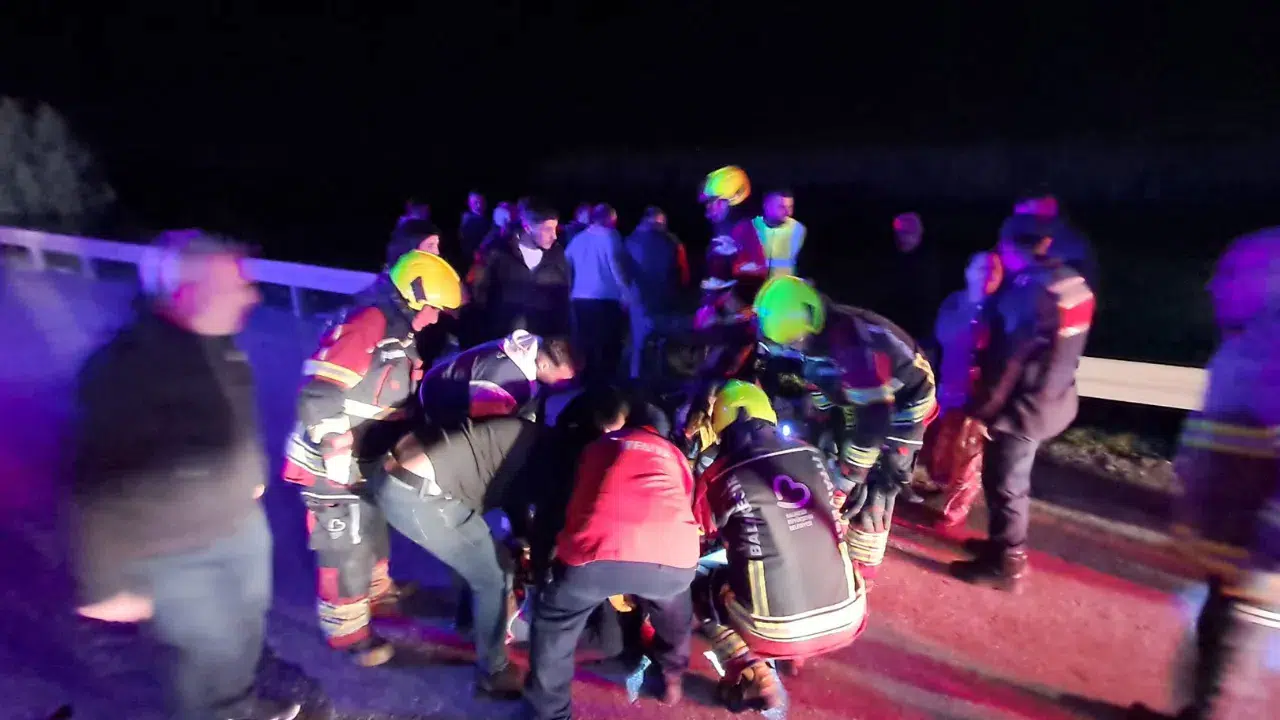 Balıkesir'de otomobil şarampole uçtu : 1 ölü, 2'si ağır 5 yaralı