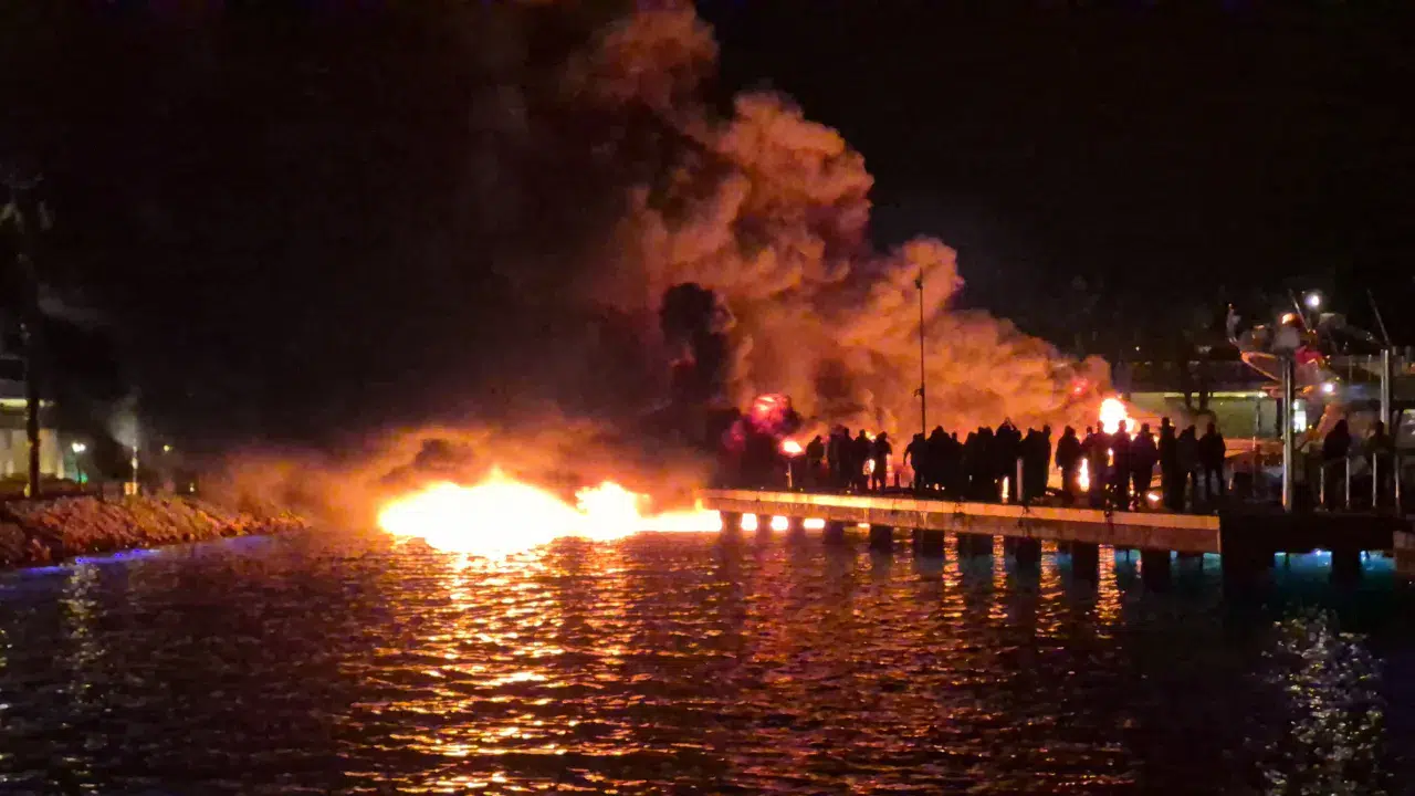 Bodrum’da marina yangını : Milyonluk tekneler alev alev yandı