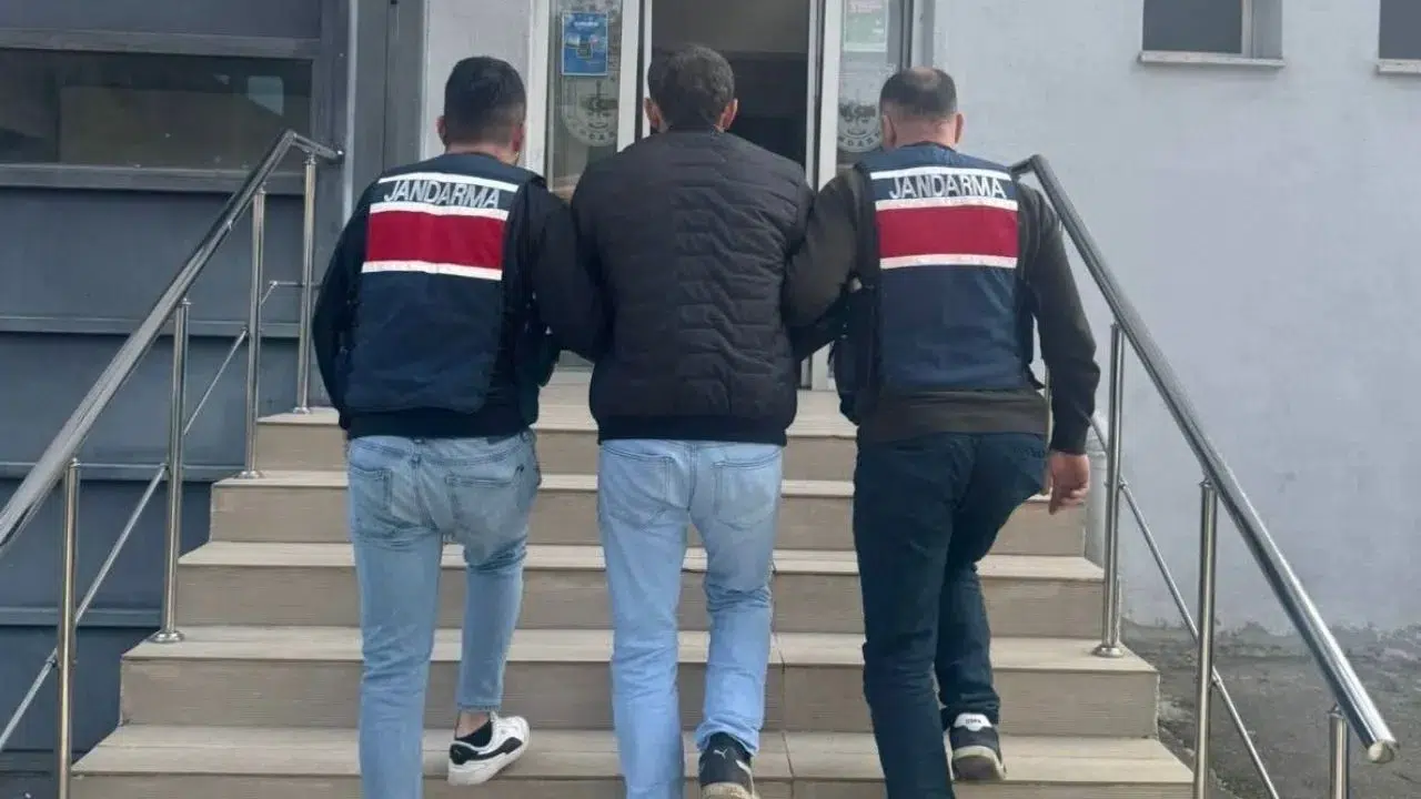 Samsun’da 22 yıl 11 ay hapis cezası bulunan firari hükümlü evinde yakalandı