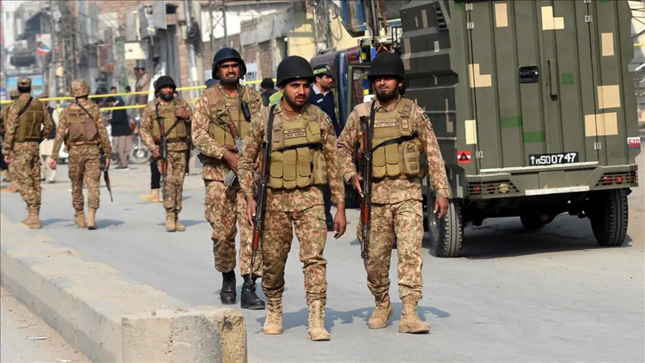 Afganistan, Pakistan'da bir karakolu hedef aldı : 14 asker öldü