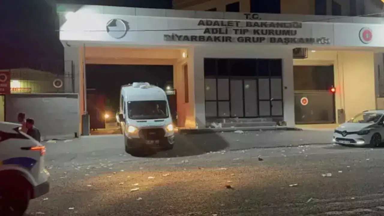 Diyarbakır’da aile içi şiddet dehşeti : Eşini öldürdü, akrabasını ağır yaraladı