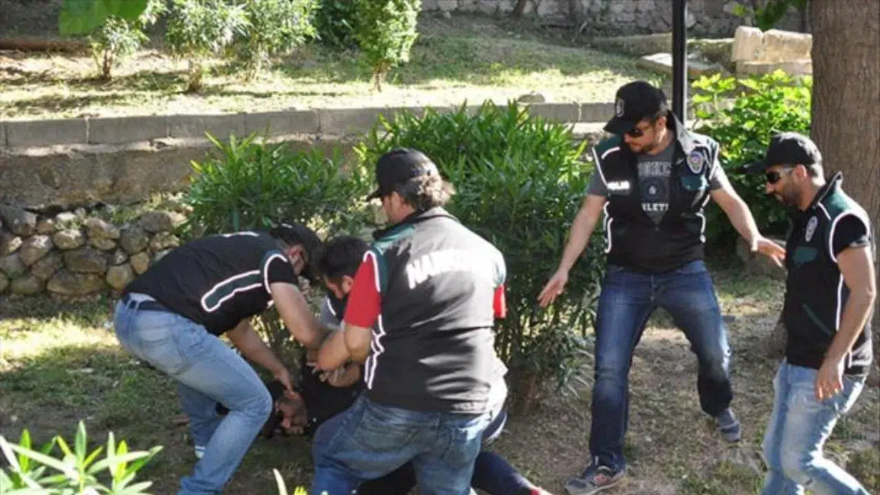 İzmir'de dev uyuşturucu operasyonu : Torbacılara dağıtılacak 366 bin uyuşturucu hap ele geçirildi