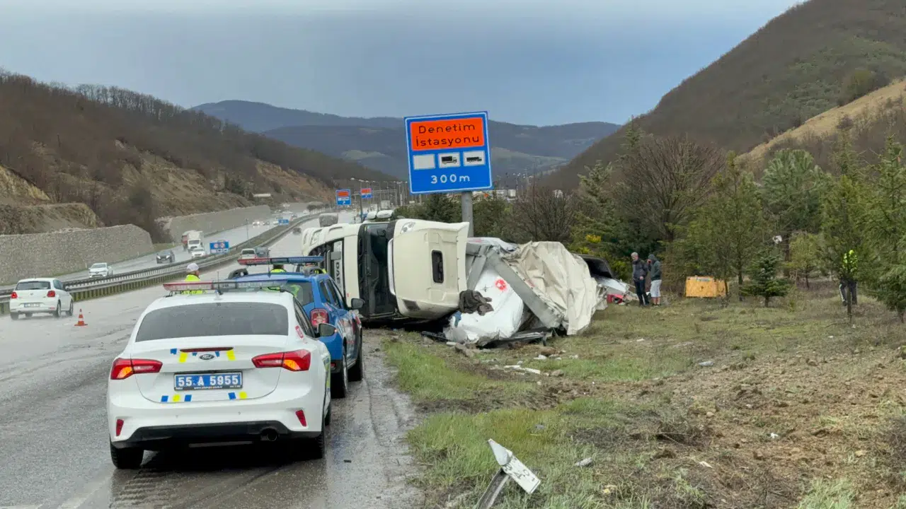 Almanya’dan Türkmenistan’a giden tır Samsun’da devrildi : Sürücü yaralandı