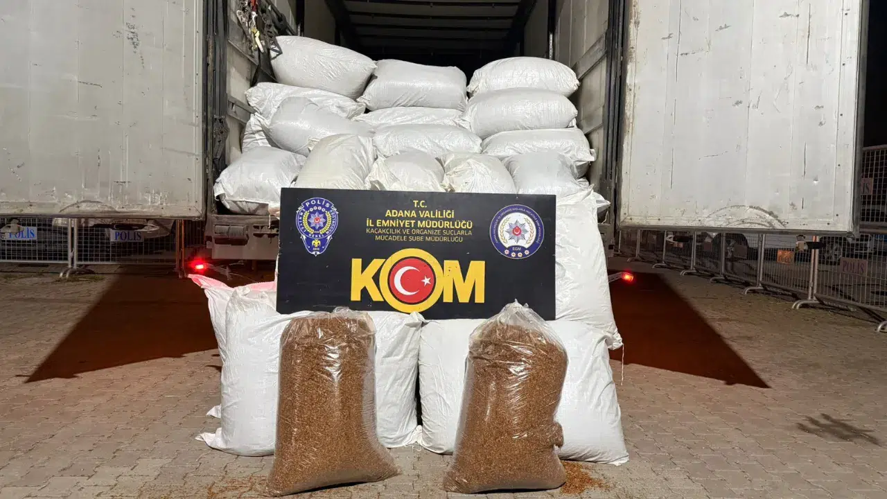 Adana'da bir kamyonda 3 ton kaçak tütün yakalandı