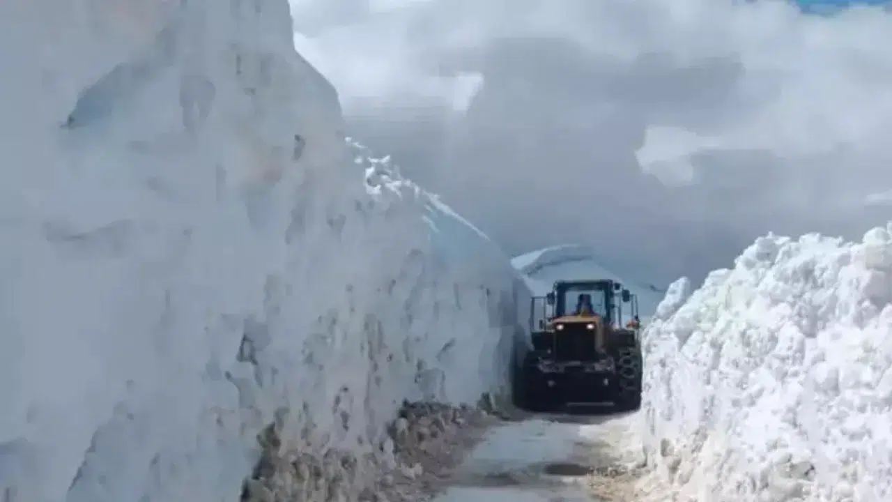 Bitlis’te çığ ve heyelan köy yollarını kapattı