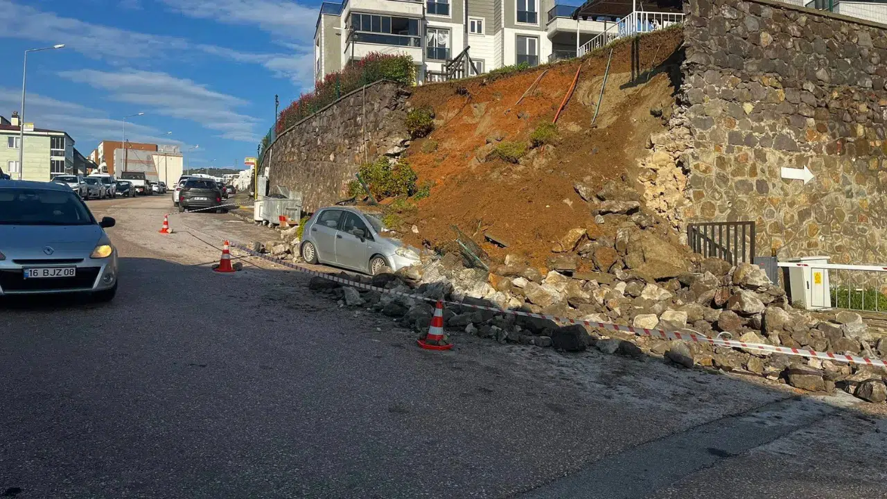 Bursa'da istinat duvarı çöktü, 1 araç kullanılamaz hale geldi