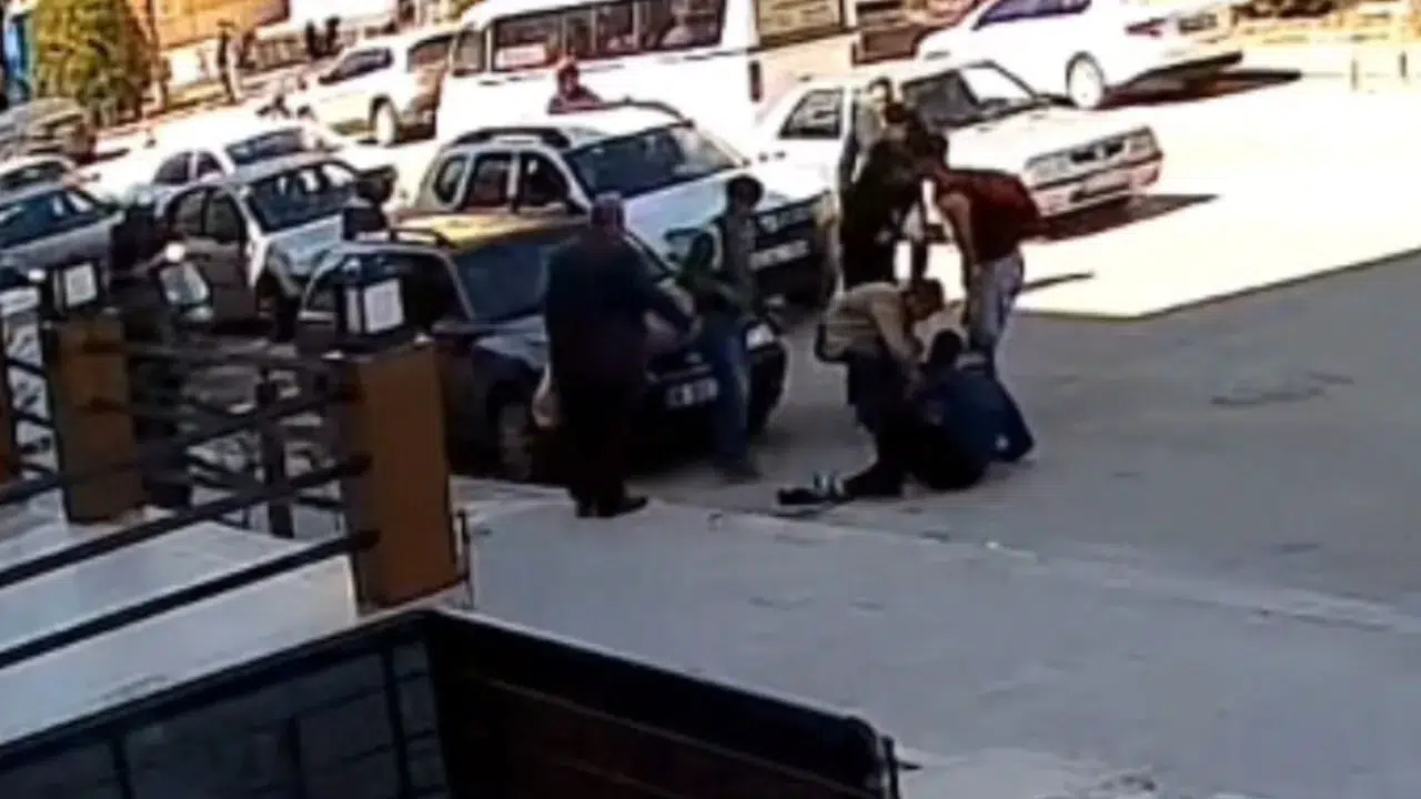 Karaman'da yola fırlayan 2 çocuğa otomobil çarptı