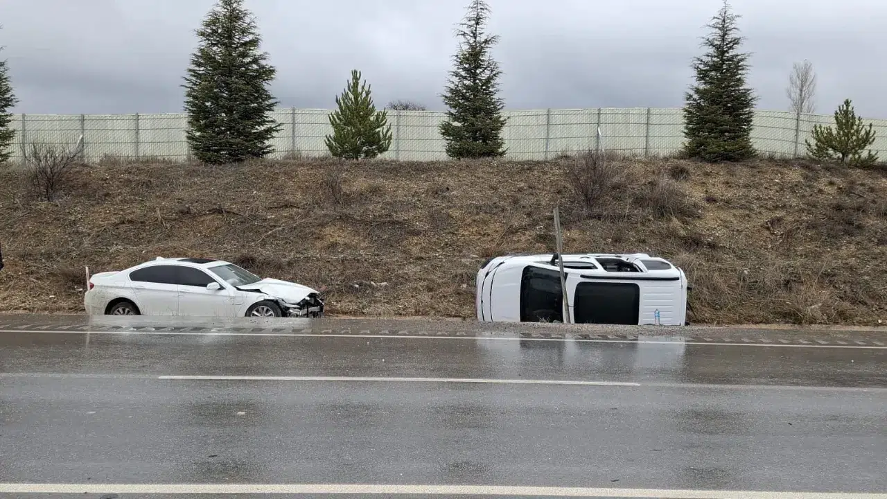Afyonkarahisar'da otomobille hafif ticari aracın çarpıştığı kazada 6 kişi yaralandı