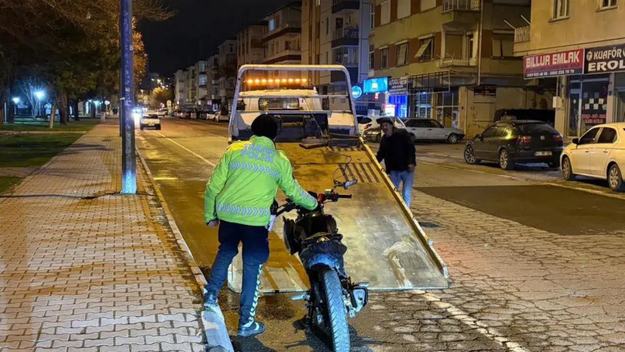 Kayseri'de polisten kaçan ehliyetsiz motosiklet sü…