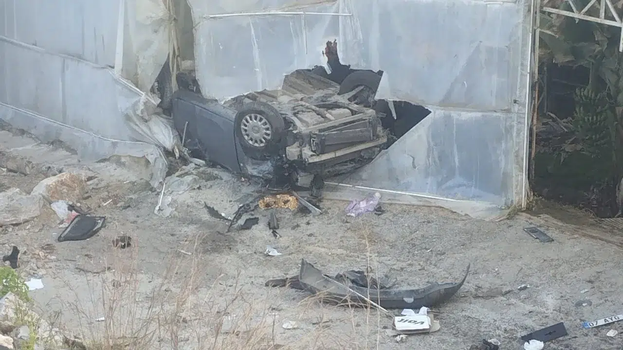 Alanya'da otomobil muz serasına devrildi : Feci kazada 1 ölü, 1 yaralı